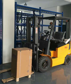 एसी / डीसी प्रकार इलेक्ट्रिक फोर्कलिफ्ट ट्रक 2000 किलो पूर्ण फ्री लिफ्टिंग 3280 किलो सेवा वजन के साथ